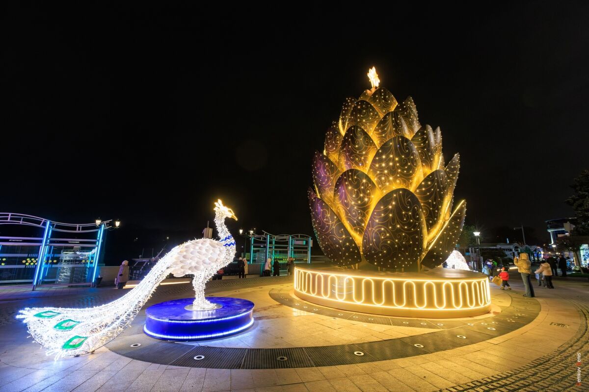 Шишки, елки и олени: как Ростов украсили перед Новым 2026 годом - фото 4