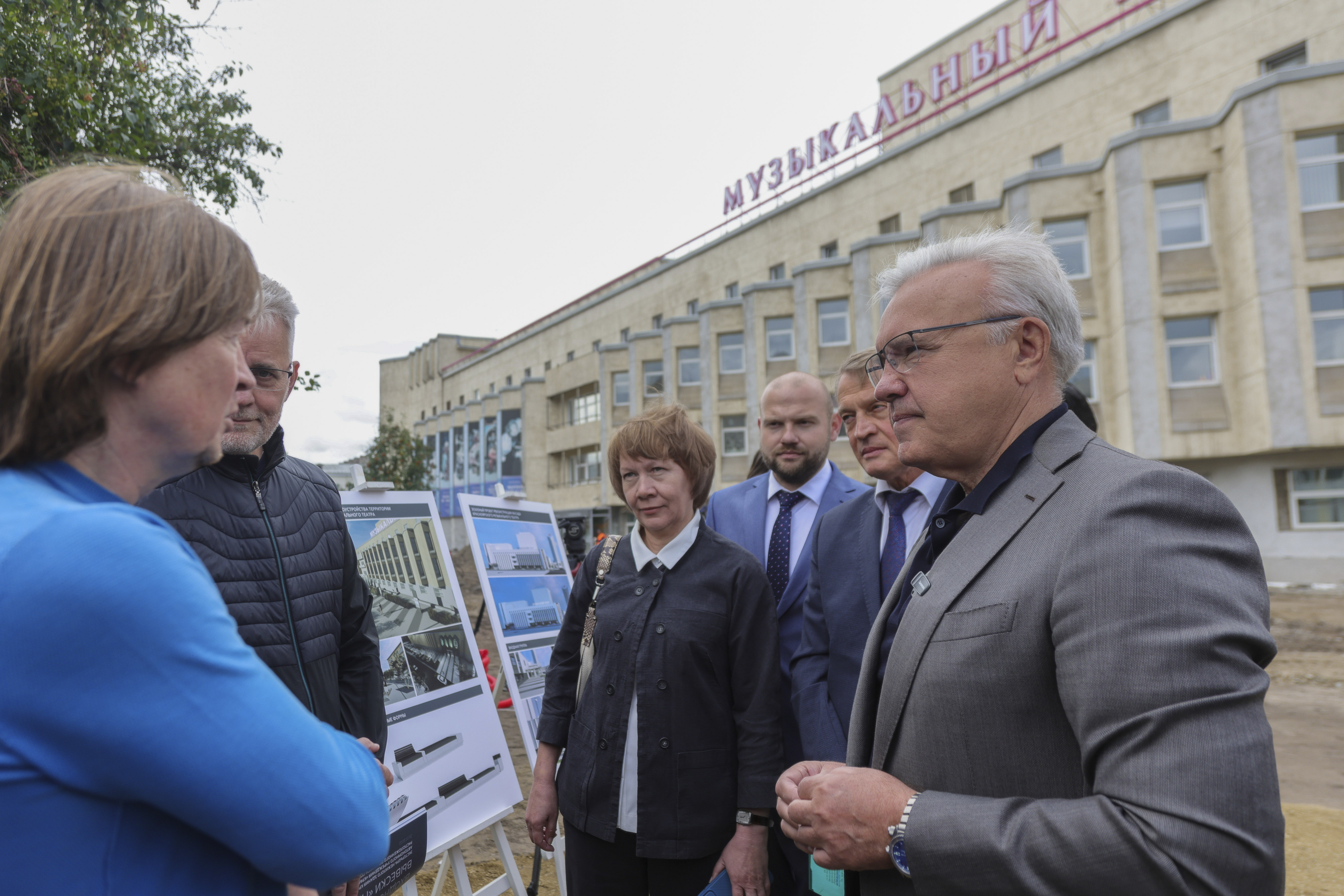 Красноярский губернатор Александр Усс лично проверил ремонт территории Музыкального театра - фото 1