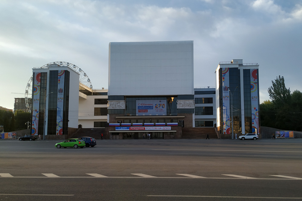 На Театральной площади Ростова-на-Дону с июля будет запрещена остановка транспорта