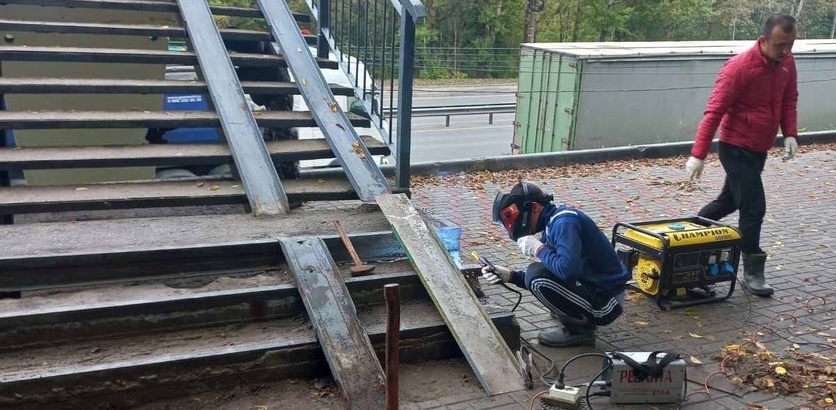Пандус начали ремонтировать на пешеходном мосту через Ларина в Нижнем Новгороде - фото 1
