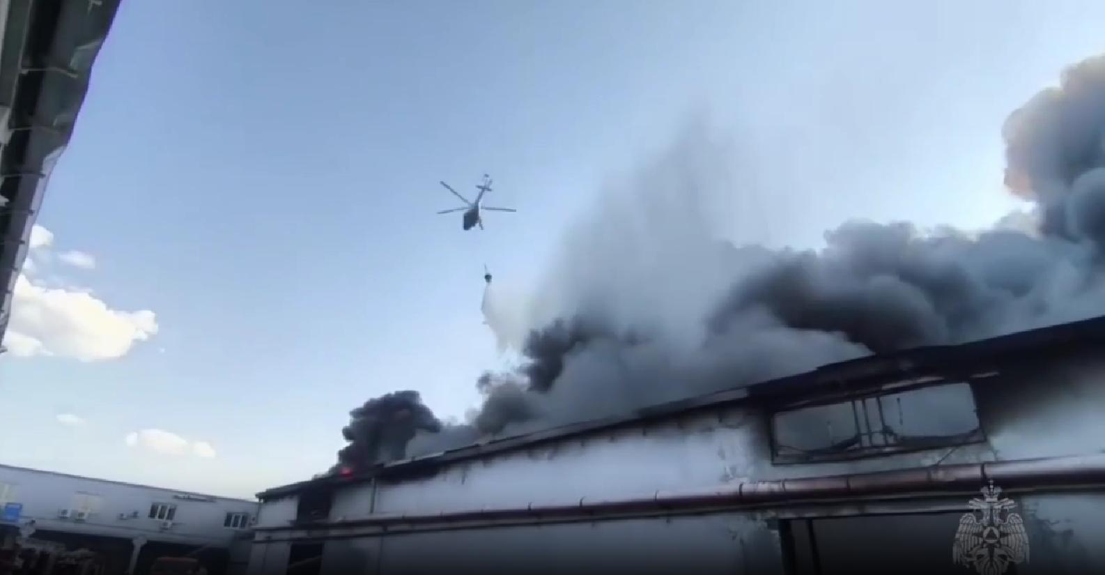 На улице Орской в Ростове-на-Дону потушили пожар с помощью вертолетов - фото 1