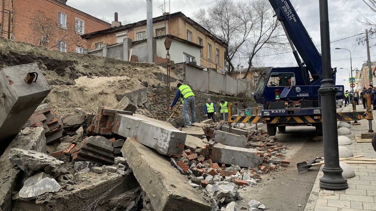 Прокуратура начала проверку после обрушения стены дома в центре Ростова