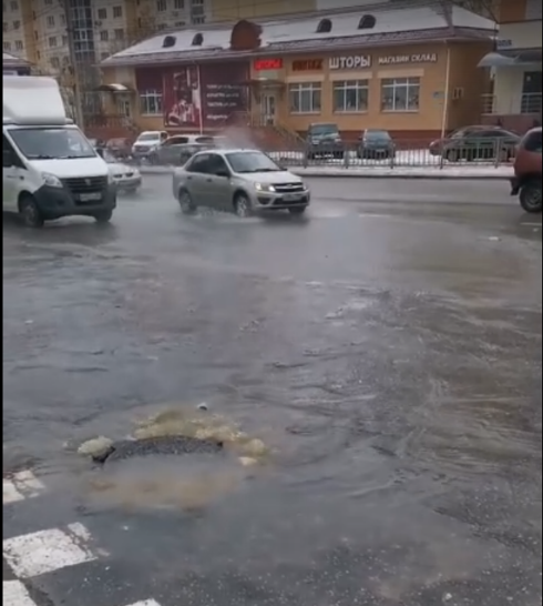 Поток нечистот вновь «фонтанирует» на улице Шишкова в Воронеже - фото 1