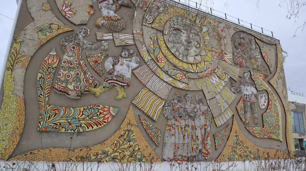 Часть мозаики «Народное творчество» обвалилась на фасаде ДК в Володарске