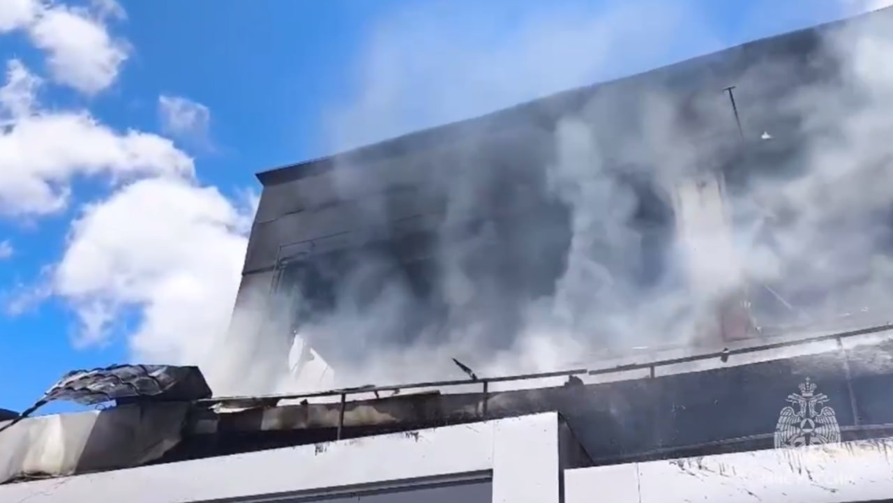 Пожар в торговом центре Новошахтинска потушили спустя шесть часов - фото 1